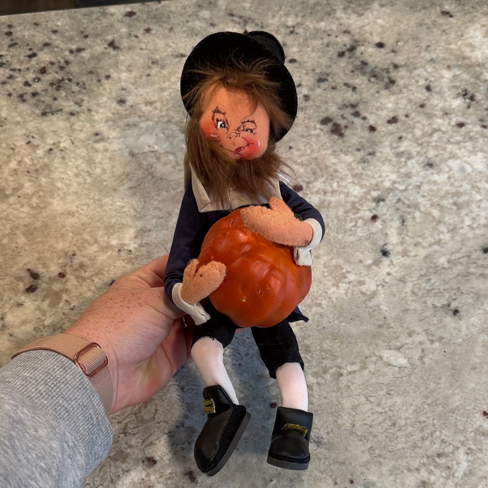 Annalee pilgrim Doll with Pumpkin - Black, Orange, White 2005